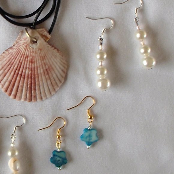 Nautical Scallop Seashell Adjustable Necklace and 4 Pair of Earrings Handcrafted - Picture 2 of 9